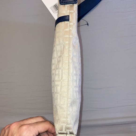 Tommy Hilfiger / Cream Crossbody - Picture 10 of 11